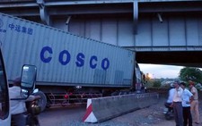 Xe container đâm gầm cầu Đồng Nai