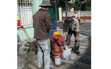 Lấy nước trụ cứu hỏa để trộn hồ
