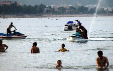 Môtô nước gây nguy hiểm cho người tắm biển