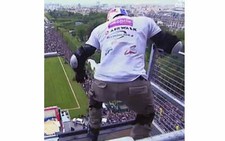 Trượt giày đế lăn từ tháp Eiffel