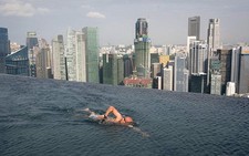 Bơi... trên nhà chọc trời