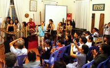 Nghe đàn đá ở nhà thầy Khê