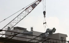 Cần cẩu ngã đập vào nhà dân