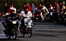 Đua xe tràn lan