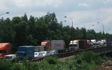 Container gây tai nạn, kẹt xe nhiều giờ liền