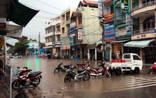 Kontum: Mưa lớn gây ngập, người dân đem xe chặn đường