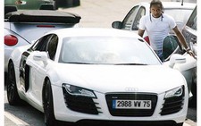 Anderson suýt chết vì tại nạn xe hơi
