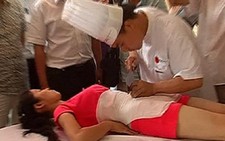 Xắt dưa leo trên bụng người đẹp