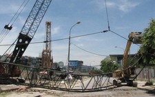 Đà Nẵng: cần cẩu gãy chắn ngang đường phố