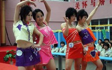 Nữ tù nhân trình diễn thời trang
