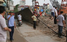 Tường rào đổ sập ra đường, một người gãy chân