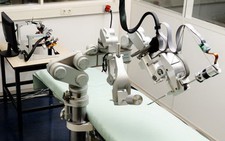 Robot hỗ trợ bác sĩ phẫu thuật