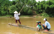 Chống bè qua sông đến trường mùa mưa lũ