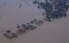Trực thăng cứu dân vùng 