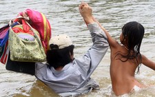 Trẻ thơ vượt sông tìm chữ
