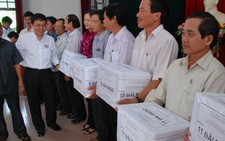 Người dân tham gia giám sát xả lũ tại thủy điện A Vương