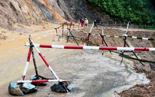 Đường Hồ Chí Minh lại bị sạt lở nghiêm trọng
