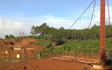 Lâm Đồng: cầu treo mới xây dựng đã sập