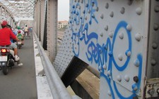Bôi bẩn cầu Trường Tiền