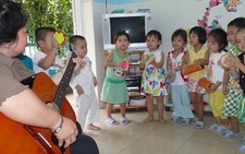 Bạo hành học sinh mầm non: cách nào hạn chế?
