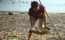 Niềm vui cào rác biển