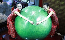 Viên ngọc dạ quang nặng 6 tấn