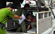 Ghen tuông, chồng tạt axit vào 