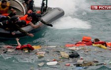 Úc: tàu chở người tị nạn đâm vào đá, hàng chục người chết