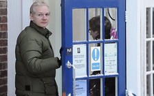 Báo Le Monde chọn cha đẻ WikiLeaks là 
