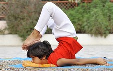 Ấn Độ: cô giáo dạy yoga nhỏ tuổi nhất thế giới
