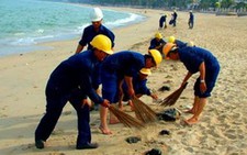Dầu vón cục dạt vào bờ biển