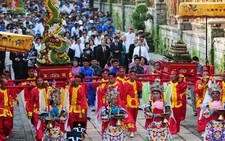 Dâng cúng bánh tét lên các vua Hùng