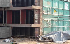 Container lật đè chết bốn người