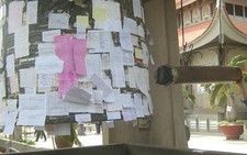 Dán giấy kín chuông chùa