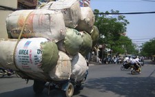 Rùng mình vì xe quá đát chở hàng quá khổ