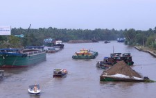Chìm sà lan trên kênh Chợ Gạo
