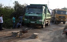 Chặn đường phản đối xe chở đất đá gây bụi