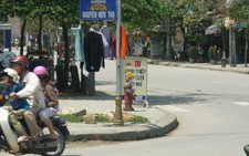 Phơi cả quần áo lên bảng tên đường