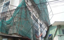 Sắt từ công trình rơi bể kính nhà dân