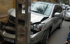 Xe Lexus gây tai nạn, đâm vào cột điện