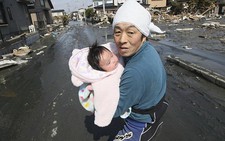 Bé gái sống sót thần kỳ trong sóng thần