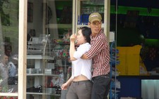 Phê ma túy vào nhà sách bắt cóc con tin