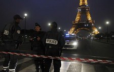 Tháp Eiffel sơ tán khẩn cấp vì báo động bom