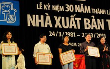 Tặng bằng khen cho các cá nhân có nhiều cống hiến cho NXB Trẻ