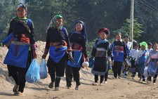 Phiên chợ bên suối Mường Hum