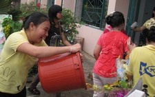 Té nước với bạn Lào
