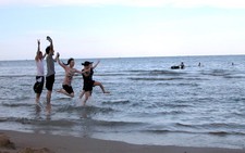 Tour lễ đông khách dù giá tăng
