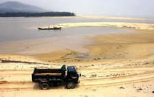 Cửa biển Tư Hiền đang bị bồi lấp