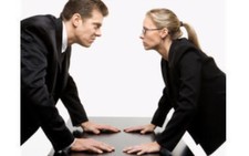 Làm việc không hợp với sếp, có nên nghỉ việc?