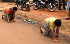 Con nghiện game bị bố bắt bò ngoài phố
